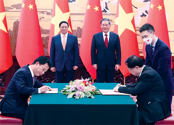 Thủ tướng Phạm Minh Chính và Thủ tướng Trung Quốc Lý Cường chứng kiến Lễ ký Thỏa thuận hợp tác nghiên cứu quản lý tổng hợp môi trường biển và hải đảo vùng Vịnh Bắc Bộ giữa Bộ TN-MT Việt Nam và Bộ Tài nguyên thiên nhiên Trung Quốc. Ảnh: TTXVN