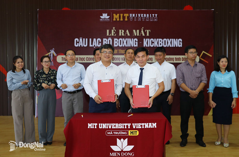 Lãnh đạo 2 đơn vị Trường đại học Công nghệ miền Đông (trái) và Liên đoàn boxing - kickboxing Đồng Nai ký kết Thỏa thuận hợp tác 