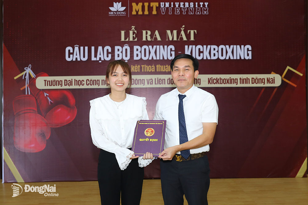 Chủ tịch Liên đoàn boxing - kickboxing Đồng Nai trao Quyết định công nhận CLB MIT University Vietnam trực thuộc Liên đoàn boxing - kickboxing Đồng Nai