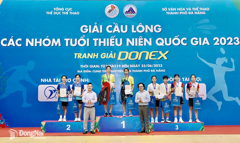 Đôi VĐV Lê Thị Linh - Phạm Thị Sơn Ca (áo trắng vàng) trên bục nhận HCĐ nội dung đôi nữ nhóm U.15