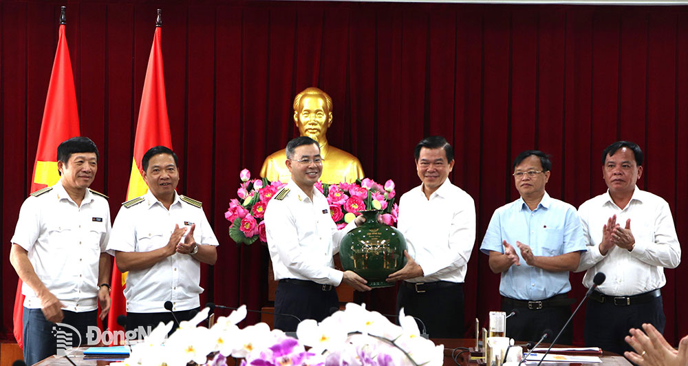 Bí thư Tỉnh ủy Nguyễn Hồng Lĩnh tặng quà lưu niệm cho đoàn công tác kiểm toán Nhà nước
