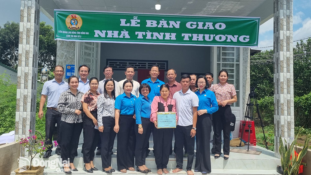 Cụm thi đua số 3 cùng chính quyền địa phương bàn giao nhà cho đoàn viên Nguyễn Văn Tuấn