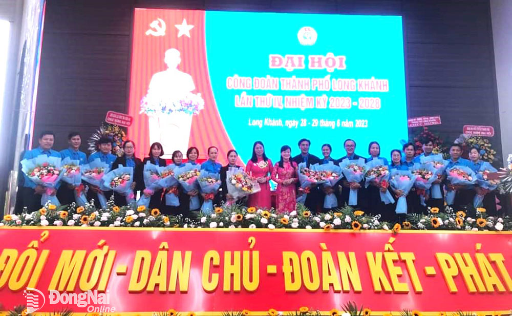 Liên đoàn Lao động tỉnh tặng hoa chúc mừng Ban chấp hành Công đoàn TP.Long Khánh nhiệm kỳ 2023-2028 (ảnh: TGLK)