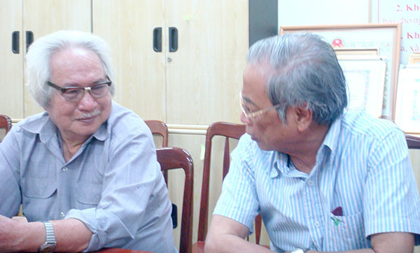 Ông Đỗ Bá Nghiệp (trái) trao đồi về văn hóa với GS-TS Tô Ngọc Thanh