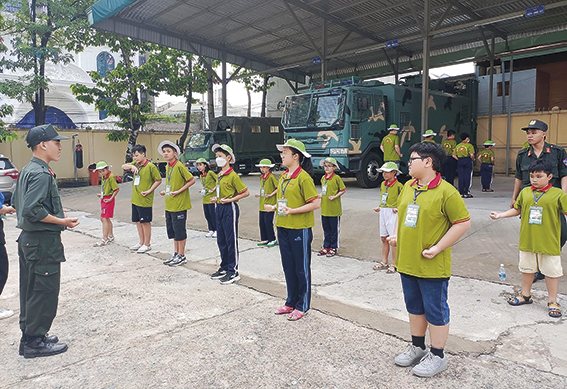Tham gia trại hè, các em được cán bộ - chiến sĩ công an hướng dẫn các bài tập điều lệnh cơ bản