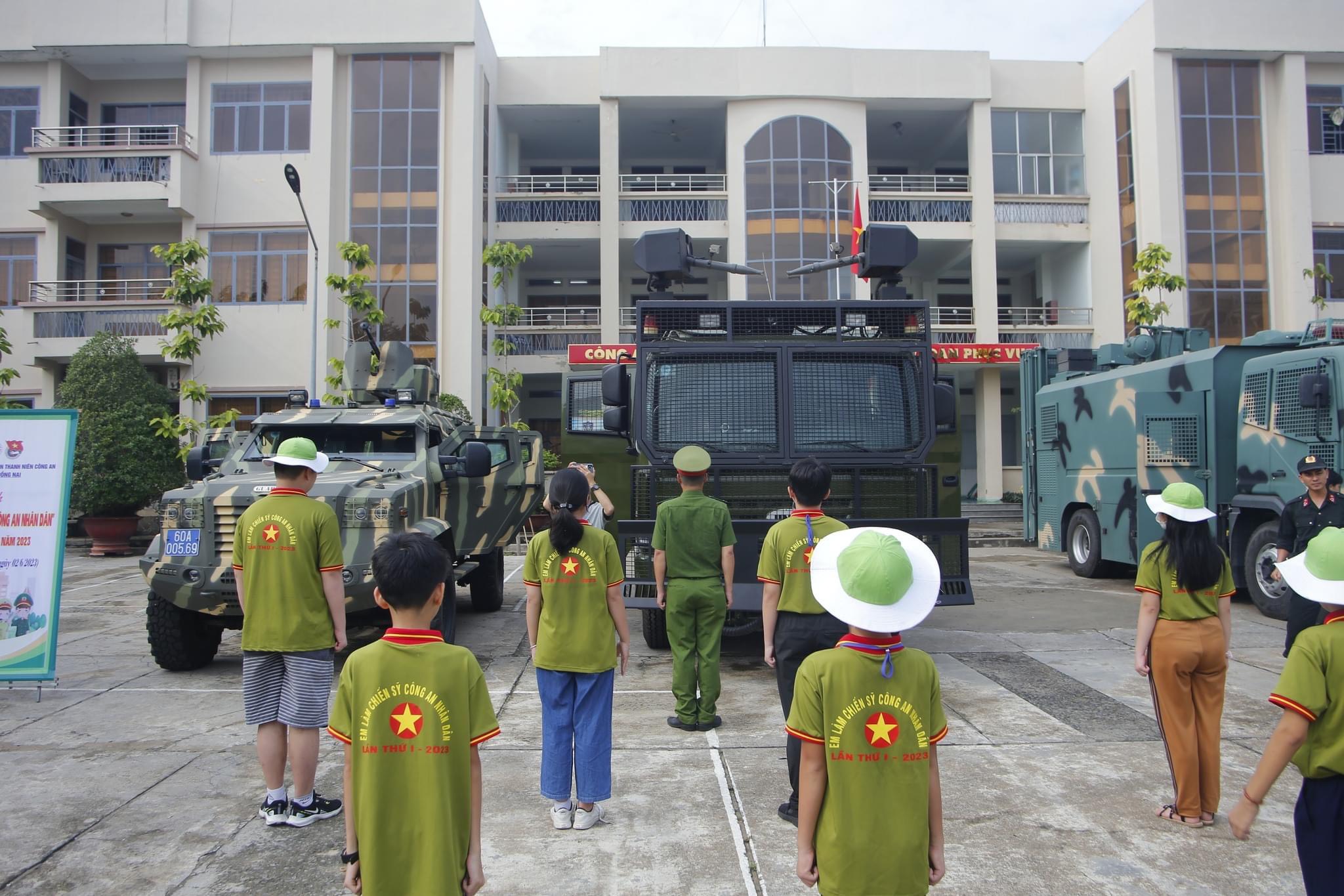 Cán bộ - chiến sĩ giới thiệu về các phương tiện đặc chủng khi làm nhiệm vụ