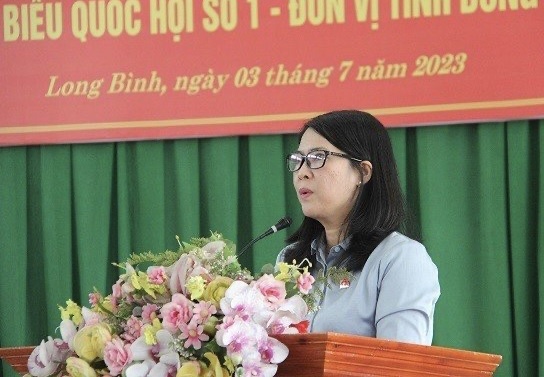 Đai biểu Nguyễn Thị Như Ý, Chủ tịch Liên đoàn Lao động tỉnh báo cáo tại buổi tiếp xúc cử tri