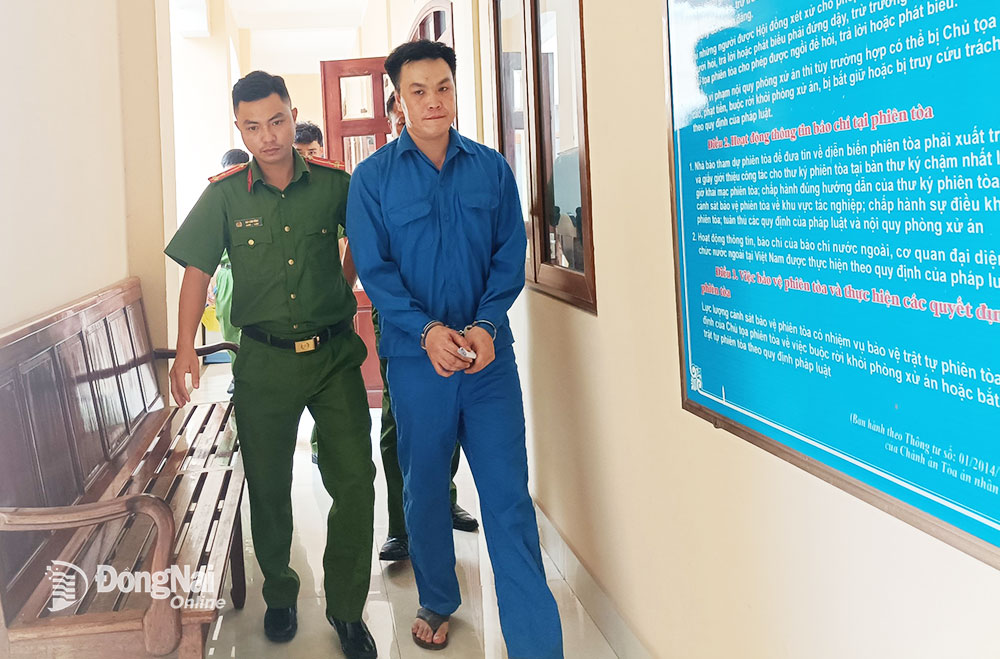 Bị cáo Nguyễn Bá Nguyên Trường bị dẫn giải về trại giam sau khi bị tòa tuyên mức án tù chung thân. Ảnh: T.TÂM