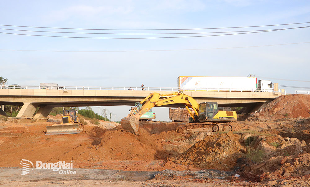 Việc thi công dự án Đường cao tốc Phan Thiết - Dầu Giây từng gặp nhiều khó khăn, bị chậm tiến độ do thiếu nguồn đất đắp. Ảnh: P.Tùng