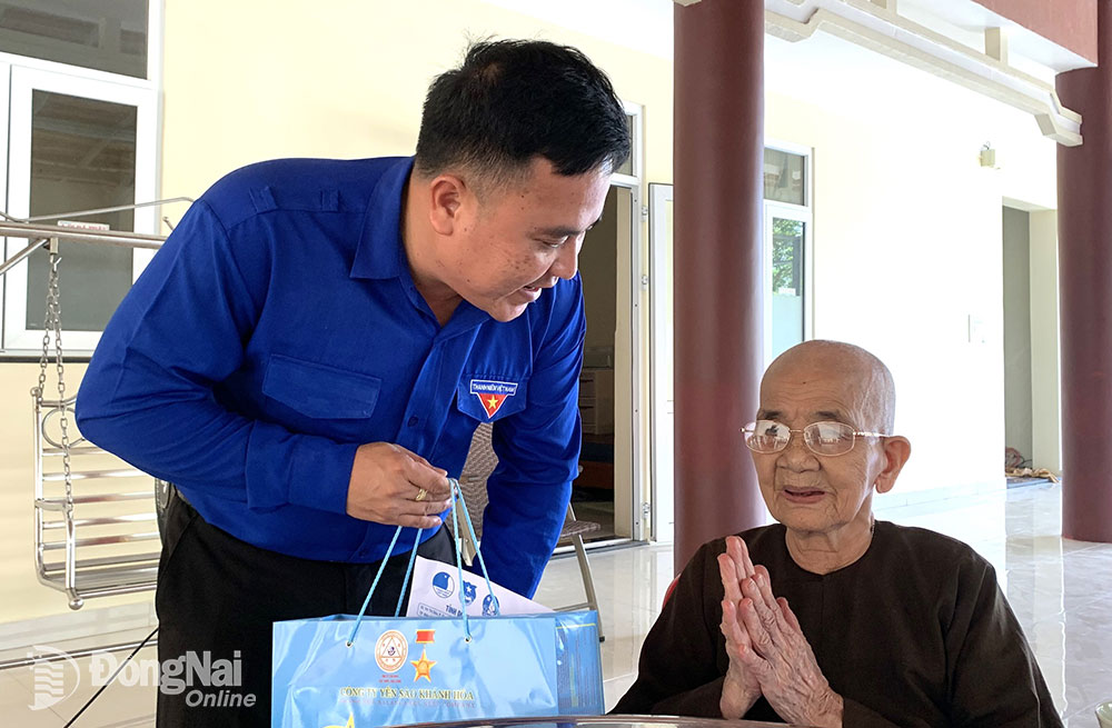 Anh Nguyễn Hiếu Trung, Phó bí thư Tỉnh đoàn, Chủ tịch Hội LHTN tỉnh thăm, tặng quà Mẹ Việt Nam anh hùng Lê Thị Dày, ở xã Thiện Tân (H.Vĩnh Cửu)