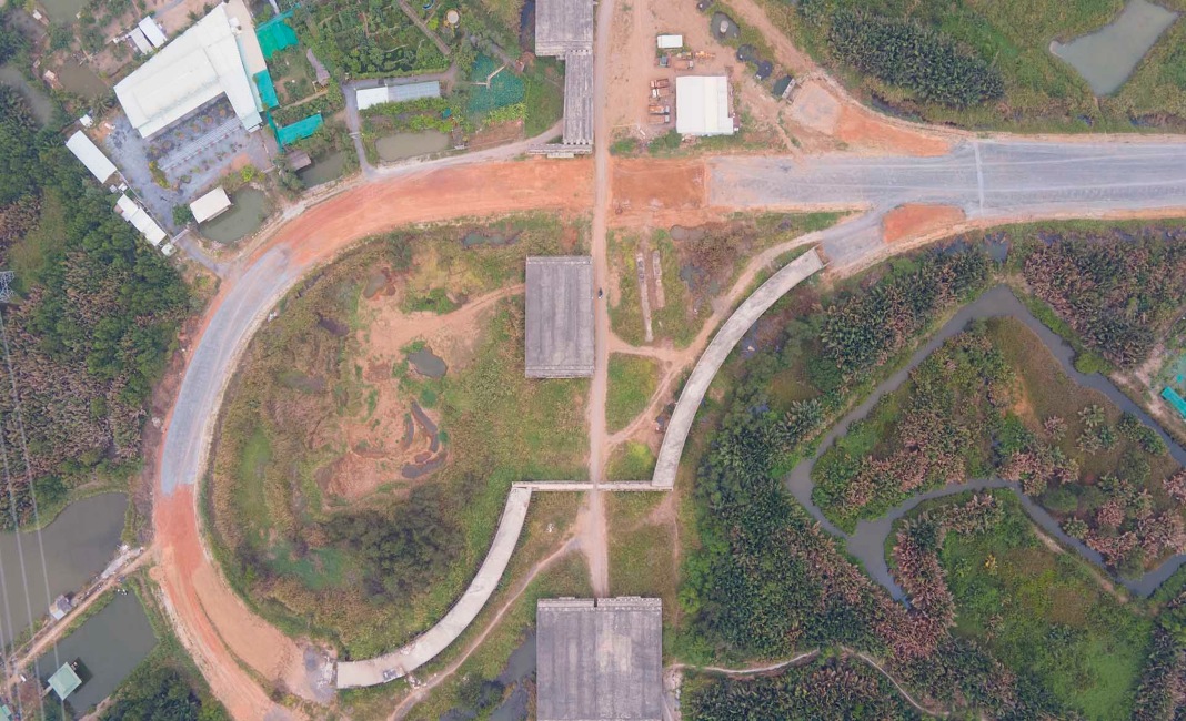 An incomplete section of the Ben Luc-Long Thanh Expressway - PHOTO: MINH HOANG