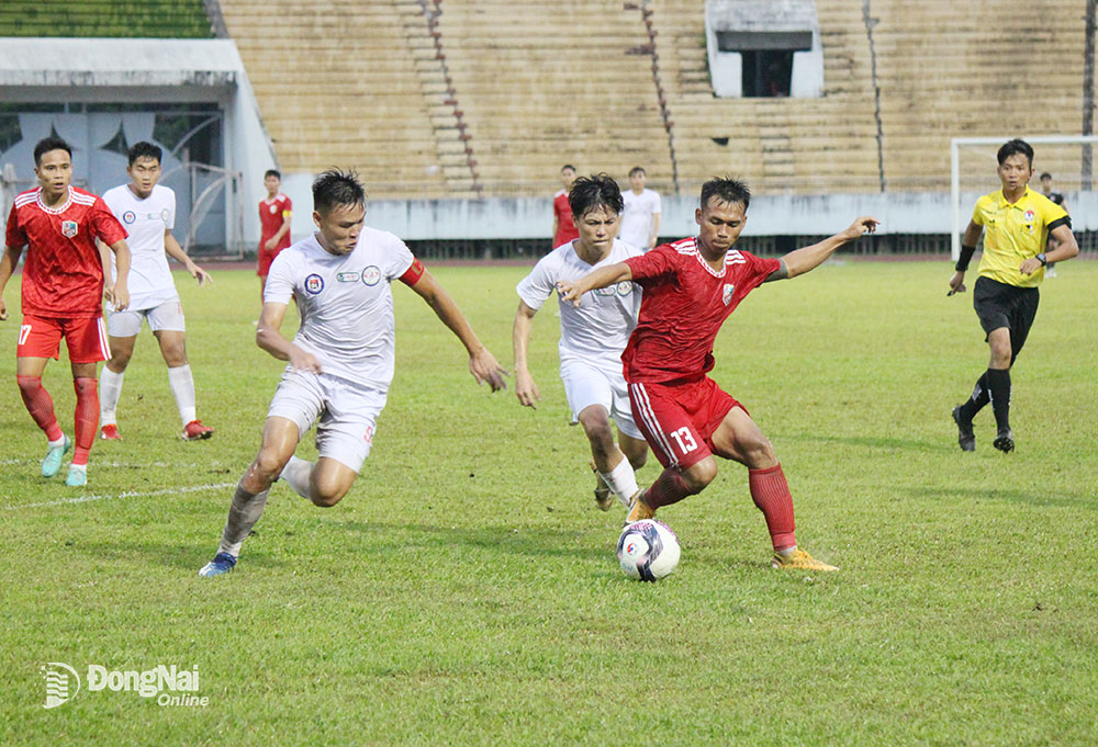 Đồng Nai (áo đỏ) đại thắng 5-1 trước Trẻ TP.HCM