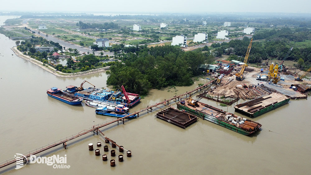 Cầu Nhơn Trạch kết nối H.Nhơn Trạch, tỉnh Đồng Nai với TP.HCM (thuộc dự án thành phần 1A - dự án Xây dựng đường vành đai 3 - TP.HCM) đang được đầu tư xây dựng