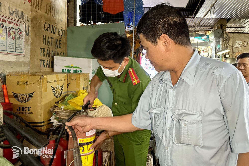 Công an TP.Biên Hòa kiểm tra công tác đảm bảo an toàn phòng cháy tại chợ Sặt (TP.Biên Hòa). Ảnh: Đ.Tùng