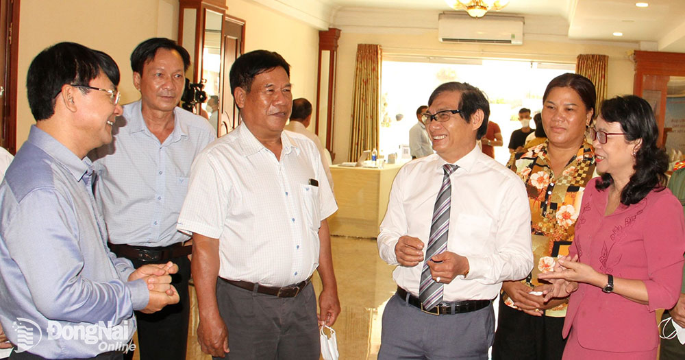 Ông Điểu Bảo (giữa), người có uy tín trong đồng bào dân tộc Chơro trao đổi cùng Phó chủ tịch UBND tỉnh Nguyễn Sơn Hùng cùng lãnh đạo Ủy Ban Dân tộc bên lề một hội thảo về người có uy tín trong vùng đồng bào dân tộc thiểu số diễn ra vào tháng 4-2022. Ảnh: S.Thao