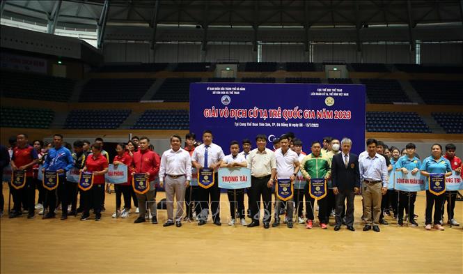 Các đoàn VĐV dự giải nhận cờ lưu niệm của Ban tổ chức.