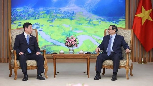 Prime Minister Pham Minh Chinh (R) and visiting Governor of Japan’s Kagoshima prefecture Shiota Koichi at their meeting in Hanoi on July 10. 