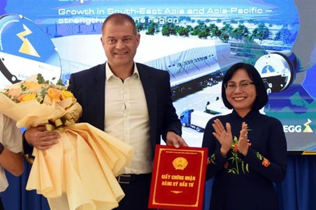 Nguyễn Thị Hoàng, Vice Chairman of Đồng Nai People's Committee, hands over the investment licence to the representative of Ziehl-Abegg Vietnam Co. — Photo baodautu.vn