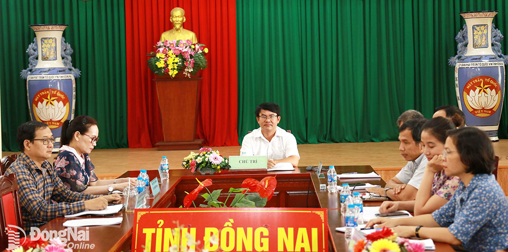 Trưởng ban Dân tộc tỉnh Nguyễn Văn Khang cùng các đại biểu tham gia Hội nghị trực tuyến toàn quốc sơ kết công tác dân tộc 6 tháng đầu năm 2023. 