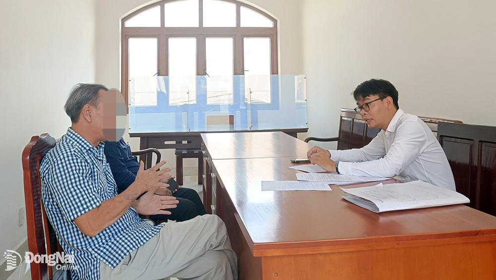 Thư ký của TAND tỉnh hướng dẫn, giải thích cho đương sự trong một vụ tranh chấp về hợp đồng tín dụng. Ảnh: T.Tâm