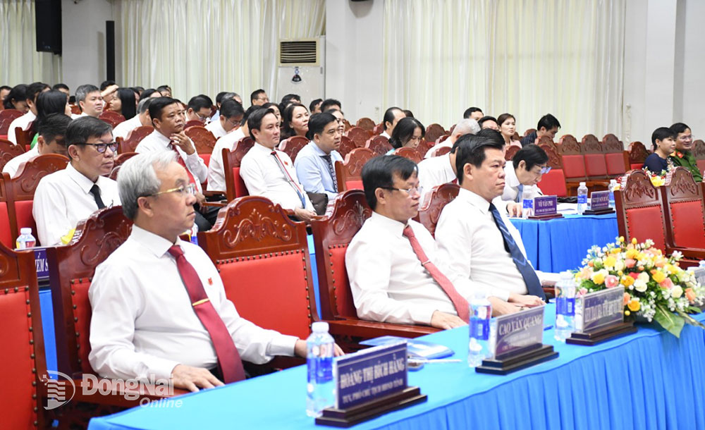 Các đồng chí lãnh đạo tỉnh tham dự Kỳ họp thứ 12, HĐND tỉnh Khóa X