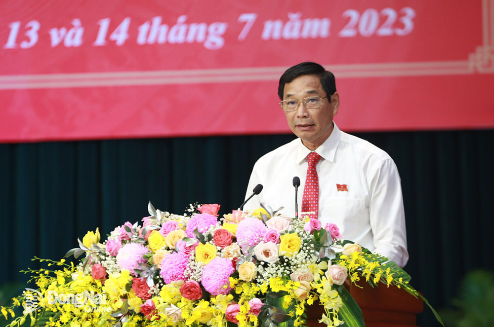 Phó chủ tịch UBND tỉnh Võ Văn Phi trình bày tờ trình, dự thảo Nghị quyết về chủ trương di dời, xây dựng mới khu trung tâm hành chính - chính trị của tỉnh Đồng Nai. Ảnh: Huy Anh