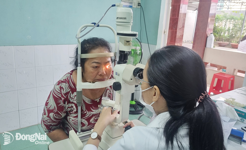  Bác sĩ khám mắt miễn phí cho người dân trong chương trình “Sáng mắt - sáng cả niềm tin” tại Bệnh xá Công an tỉnh