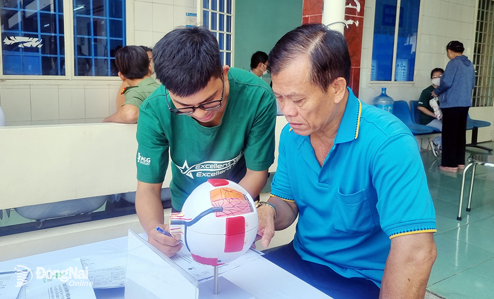 Nhân viên Bệnh viện Đa khoa (BVĐK) Mắt Sài Gòn tư vấn cho người dân