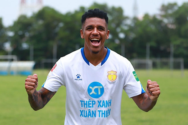 Cựu tuyển thủ U.23 Brasil Douglas Coutinho (Nam Định), ngoại binh đắt giá nhất V.League 2023 với giá 450 ngàn euro. Ảnh: Quang Hải