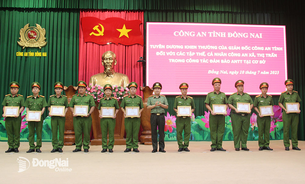 Nhiều cán bộ công an xã đạt thành tích xuất sắc trong đảm bảo an ninh trật tự được Giám đốc Công an tỉnh khen thưởng. Ảnh: T.DANH