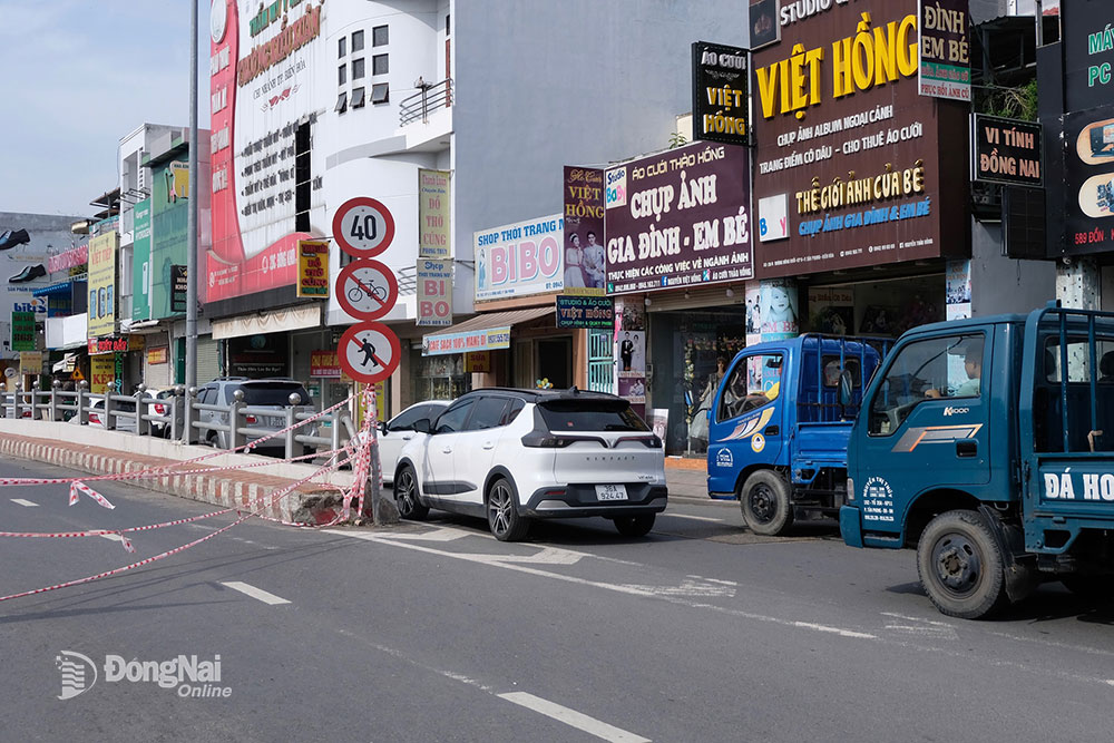 Do hầm chui ngã tư Tân Phong tạm đóng nên các loại xe lớn nhỏ phải dồn trên đường Đồng Khởi để đi qua ngã tư Tân Phong Ảnh: Đăng Tùng