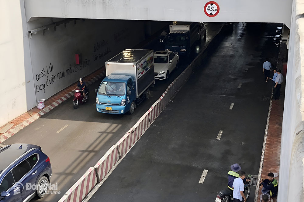 Khoảng 9 giờ cùng ngày, các loại xe đã có thể di chuyển qua hầm chui Tân Phong Ảnh: Đăng Tùng