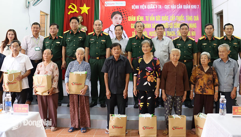 Thủ trưởng Cục Hậu cần Quân khu 7, Bệnh viện Quân y 7A, lãnh đạo huyện Nhơn Trạch tặng quà, động viên người có công xã Phú Hội