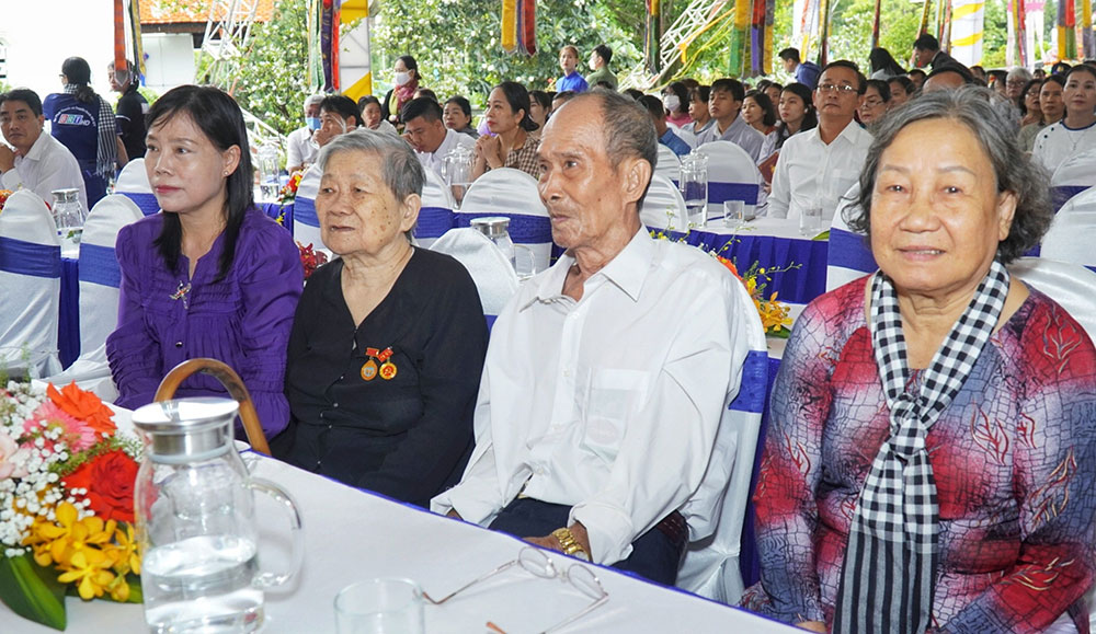 Các cựu tù chính trị Côn Đảo và các đại biểu tham dự Lễ truy niệm.