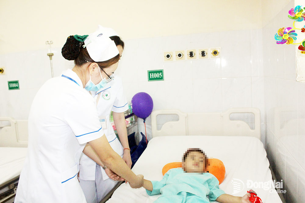 Bệnh nhân mắc sốt xuất huyết điều trị tại Bệnh viện Nhi đồng Đồng Nai