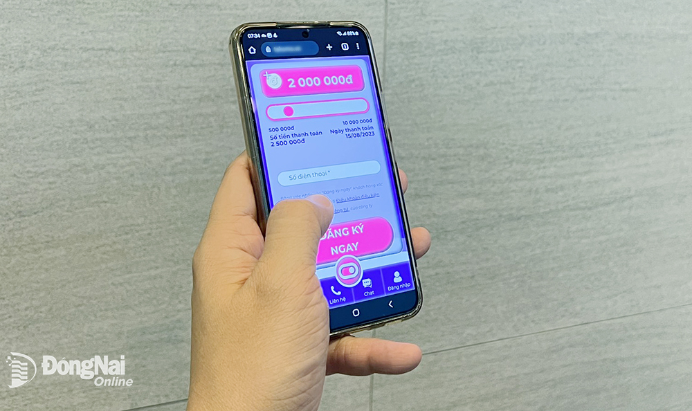 Một số quảng cáo, giao diện của các ứng dụng (app) cho vay trực tuyến. Ảnh chụp màn hình: Lam Phương