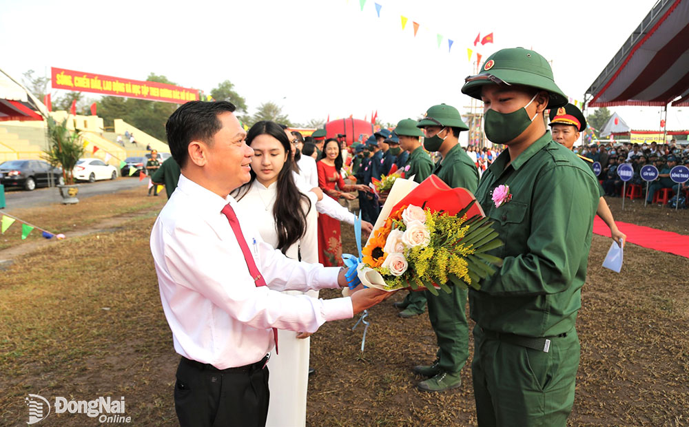 Bí thư Huyện ủy Trảng Bom Lê Tuấn Anh động viên thanh niên trên địa bàn huyện trước khi lên đường nhập ngũ