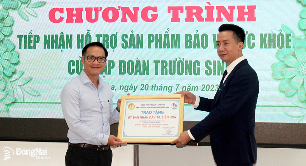 Phó chủ tịch UBND TP.Biên Hòa Nguyễn Xuân Thanh tiếp nhận 500 hộp sản phẩm hỗ trợ bảo vệ sức khỏe đại diện của công ty
