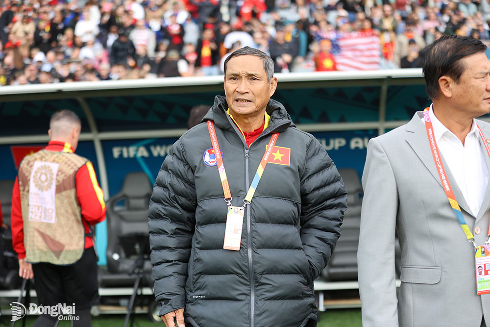 HLV Mai Đức Chung cũng phá kỷ lục World Cup nam và nữ, trở thành nhà cầm quân đầu tiên trên 73 tuổi dẫn dắt một đội tuyển dự giải