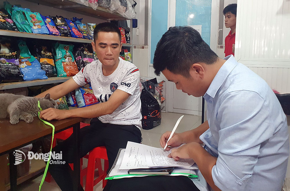 Nhân viên Trung tâm Kiểm soát bệnh tật tỉnh (phải) điều tra dịch tễ nơi nhân viên phòng khám thú y ở H.Trảng Bom bị chó dại cắn. Ảnh: LH