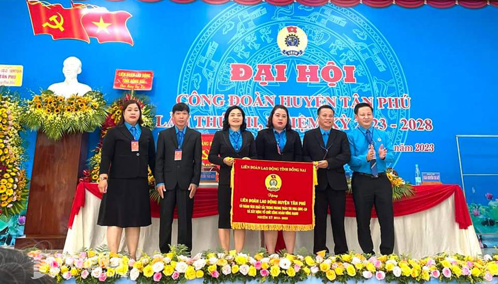 Phó chủ tịch Liên đoàn Lao động tỉnh Huỳnh Phước Sang tặng cờ thi đua xuất sắc cho Liên đoàn Lao động H.Tân Phú (Ảnh: CĐ)