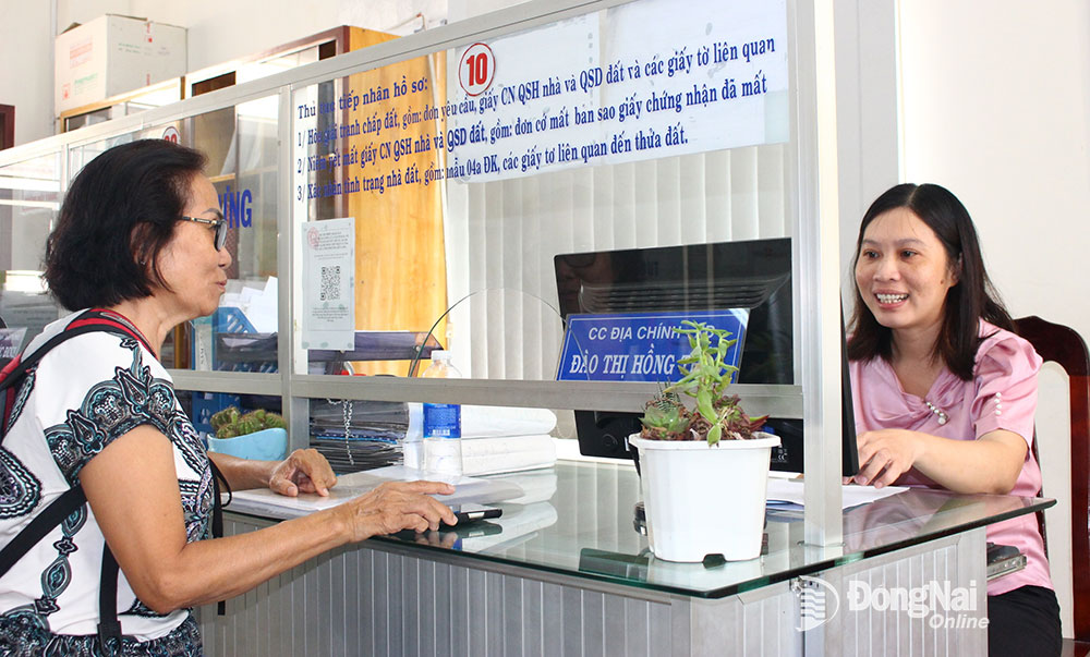 Bà Nguyễn Thị Thu Thủy (ngụ KP.2, P.Bửu Long, TP.Biên Hòa) làm thủ tục cấp sổ đỏ tại UBND P.Bửu Long
