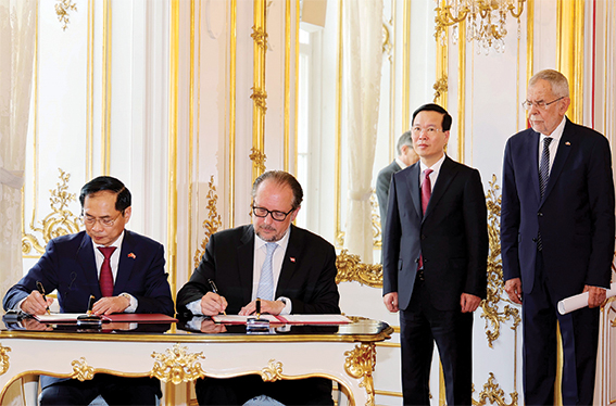 Chủ tịch nước Võ Văn Thưởng và Tổng thống Cộng hòa Áo Alexander Van der Bellen chứng kiến lễ ký kết bản ghi nhớ giữa Bộ Ngoại giao Việt Nam và Bộ Liên bang về các vấn đề châu Âu và quốc tế Áo. Ảnh: TTXVN
