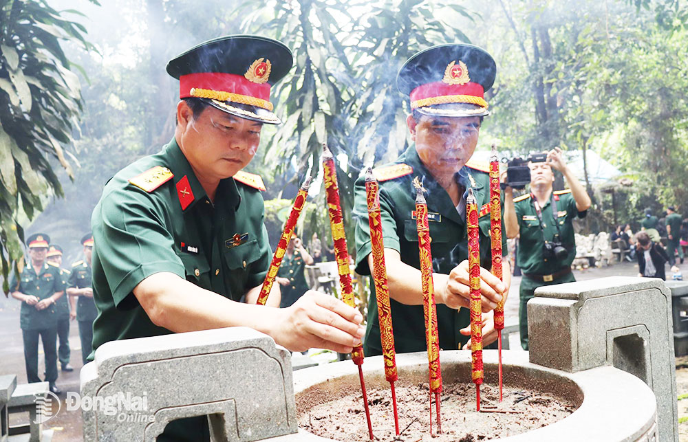 Đoàn công tác của Bộ Chỉ huy quân sự tỉnh dâng hương viếng liệt sĩ tại Nghĩa trang liệt sĩ Mã Đà