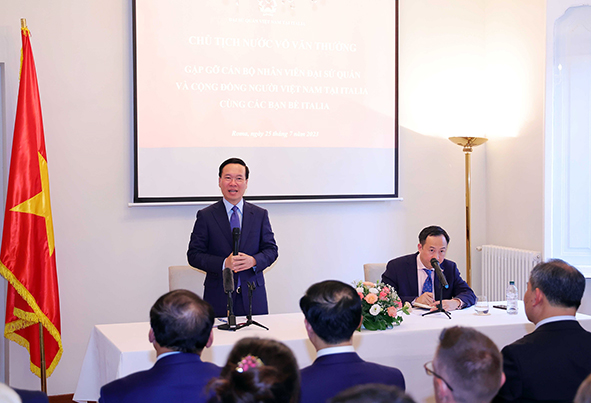 Chủ tịch nước Võ Văn Thưởng nói chuyện với cán bộ, nhân viên Đại sứ quán và đại diện cộng đồng người Việt Nam tại Italy. Ảnh: TTXVN