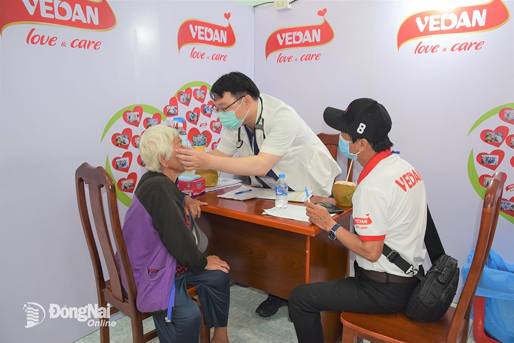 Bác sĩ Bệnh viện Vinh Dân khám bệnh cho người dân tại xã Bàu Hàm, H.Trảng Bom
