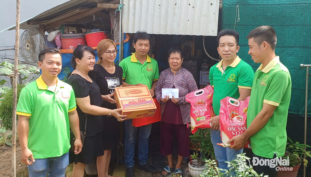 Nhóm thiện nguyện Thiện Tâm đến thăm, tặng quà cho gia đình bà Nguyễn Thị Bích Liên (ấp Bến Sắn, xã Phước Thiền, H.Nhơn Trạch). Ảnh: Thành Nhân