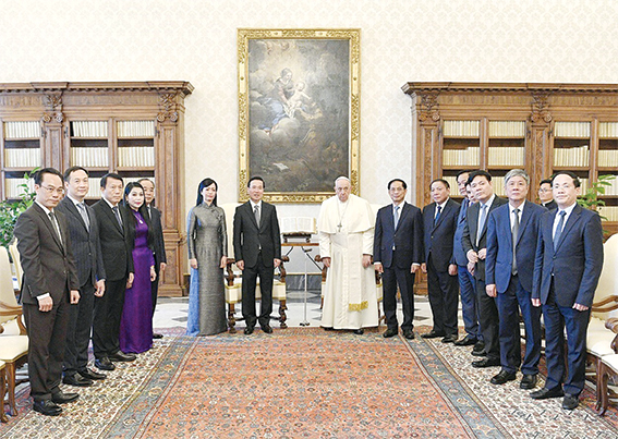 Chủ tịch nước Võ Văn Thưởng và Phu nhân cùng Đoàn đại biểu cấp cao Việt Nam chụp ảnh chung với Giáo hoàng Francis. Ảnh: TTXVN 