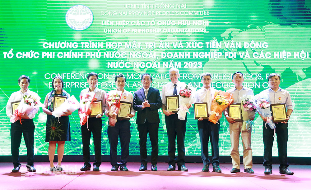 Chairman Nguyen Thanh Tri of Dong Nai Union of Friendship Organizations handed certificates of gratitude to NGOs, FDI enterprises and foreign associations.