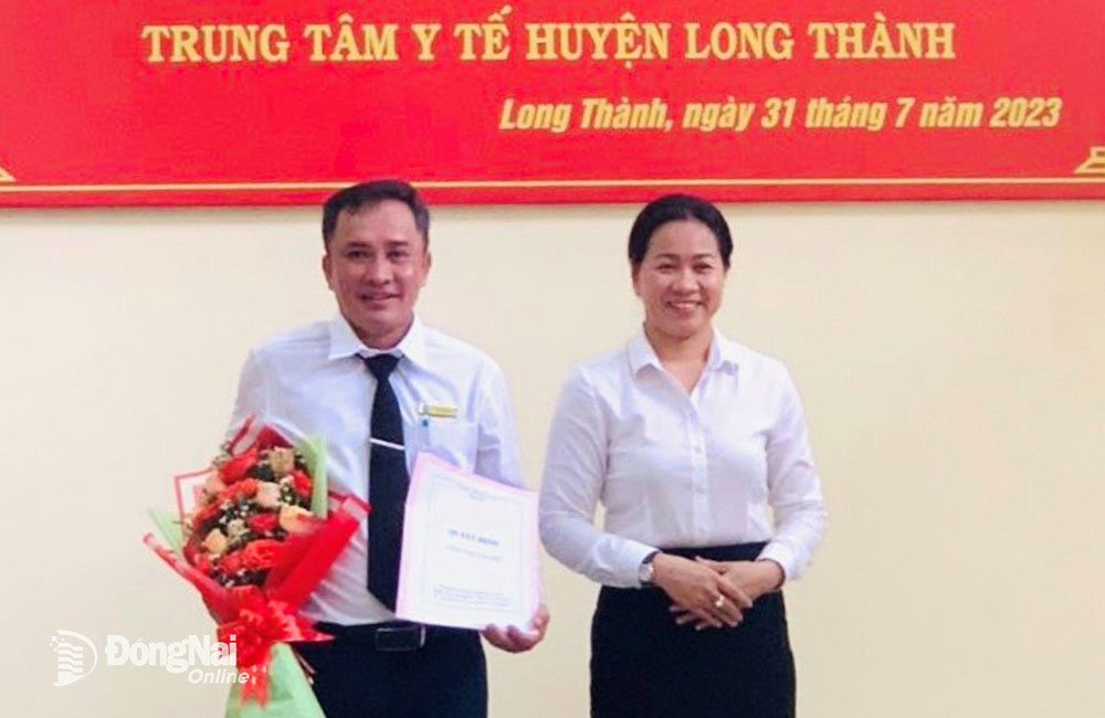 Phó giám đốc Sở Y tế Võ Thị Ngọc Lắm trao quyết định cho BS CKII.Dương Minh Tân (ảnh: Vĩnh Thịnh)